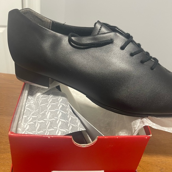 Oxford style Tic Tap Toe Shoe #443.  Brand New, overstock. - Picture 2 of 2